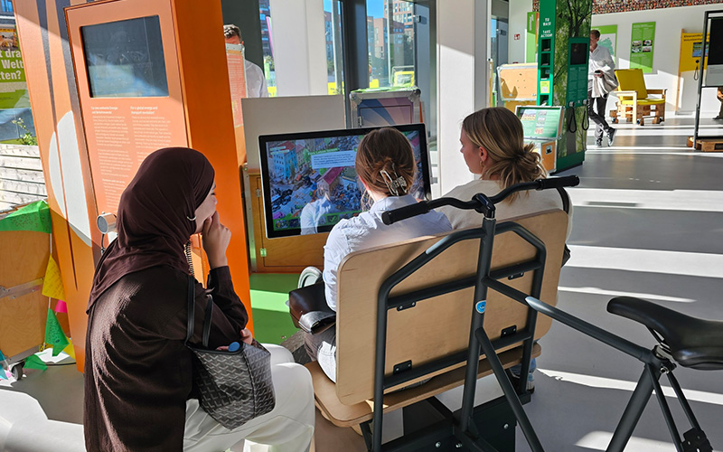 GEV-Mitarbeiter bei einem interaktiven Einführungsvortrag die Themen Wälder, Meere, Mobilität oder die 17 Nachhaltigkeitsziele