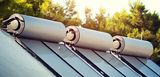 Solarthermieanlagen für Warmwasser und Heizung werden auf dem Dach installiert. 