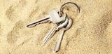 Verlorener Schlüsselbund im Sand. Oje!