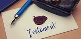 Handschriftlich und mit Füller beschriebener Briefumschlag: "Testament". Um ein Haus richtig zu vererben, sollte ein Testament aufgesetzt werden.
