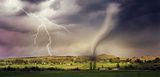 Dramatischer Himmel über grüner Landschaft. Naturgefahren und Naturkatastrophen in Deutschland – worauf müssen wir uns einstellen.