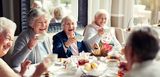 Alte Damen sitzen sehr fröhlich beim Kaffeekränzchen im Seniorenheim. Den alten Damen geht es gut. So etwas wünschen wir uns auch fürs Alter.  