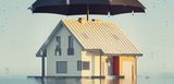Ein Haus steht im Wasser. ein großer Regenschirm schützt es vor Regen. Die GEV als Spezialversicherer für Immobilien schützt Immobilien z.B. vor Starkregen und Überschwemmung (Elementarschadenversicherung) oder vor Leitungswasser, Feuer, Blitz und Sturm  (Wohngebäude-, Hausratversicherung).