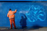 Graffitischäden - Wer zahlt die Reinigung von Häuserwänden und Garagentoren?
