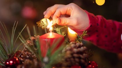 Bild zum Artikel: Weihnachtsbaum und Adventskranz – so bannen Sie die Feuergefahr!