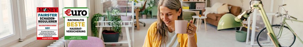 Frau sitzt zufrieden an ihrem Schreibtisch in ihrem coolen Loft. Sie ist optimistisch, weil sie gut versichert ist mit der GEV Hausratversicherung.
