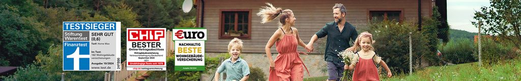 Junge Familie bestehend aus Mutter, Vater, Tochter und Sohn laufend lachend über einen Wiese. Sie sind sehr fröhlich. Im Hintergrund ist ihr Einfamilienhaus  zu sehen. Die Mutter und die  Tochter tragen Sommerkleider, Vater und Sohn tragen kurze Hosen und kurzärmelige T-Shirts. Das Mädchen hat einen Blumenstrauß in der Hand, vermutlich hat sie ihn gerade auf der Wiese gepflückt. Ihr Haus ist bei der GEV versichert.