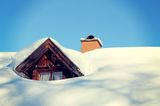 Dachlawinen können Gefahr für Leib und Leben bedeuten. Schneefanggitter verhindern Dachlawinen. 