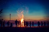 Osterfeuer ist ein alter germanischer Brauch, der von der Kirche übernommen wurde. 