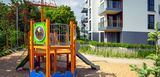 Spielplatz mit Holzkletterboot für kleine Piraten und ganz viel Sand zum Buddeln, Bauen, Matschen, Rumwälzen. Die Eigentümergemeinschaft kann den Bau eines Spielplatzes beschließen. Instandhaltung   