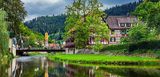 Ein Haus in idyllischer Landschaft. Immobilieneigentümer haften im Falle von Umweltschäden durch ihre Immobilie. 