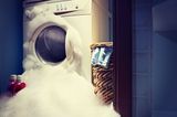 Eine ausgelaufene Waschmaschine ist nicht lustig. Oft entwickelt sich ein ernsthafter Versicherungsfall.