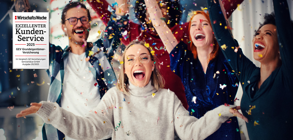 Vier Personen – drei Frauen und ein Mann – lachen begeistert und werfen Konfetti in die Luft; links oben ist das Siegel der WirtschaftsWoche für "Exzellenter Kundenservice 2025", das die GEV Grundeigentümer-Versicherung bekommen hat.