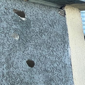 pechtlöcher in der Hausfassade