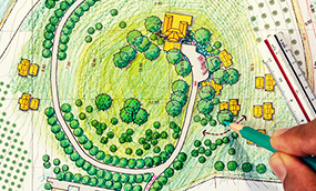 Ein ringförmig angelegter Garten mit Gebäude in der Mitte.