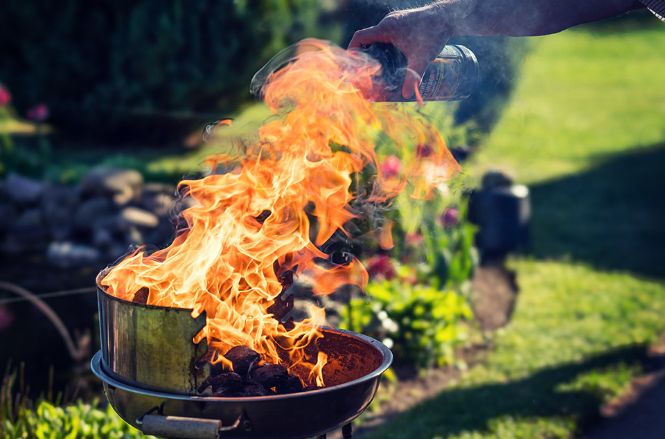 Statt rotglühender Holzkohle, flammt eine Stichflamme empor. Das ist gefährlich für den Grillmeister und die ganze Umgebung. Wir geben Ihnen 5 Tipps für eine sichere Grillsaison.