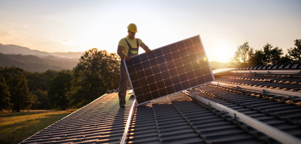 Installation einer Photovoltaikanlage auf einem Hausdach als Beispiel für eine mögliche Gefahrerhöhung in der Wohngebäudeversicherung