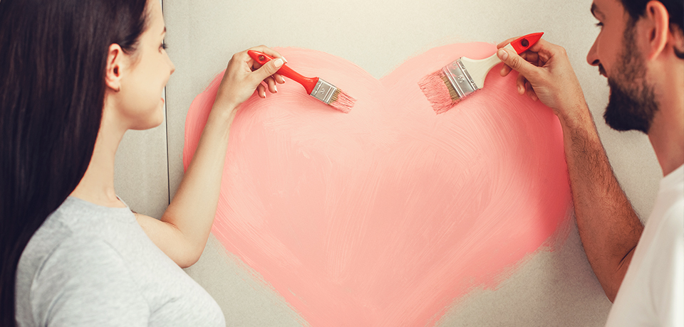 Valentinstagtag - der Tag der Verliebten - rosa Herzchen an der Wand der ersten gemeinsamen Wohnung. Für den Weg dorthin haben wir viele praktische Ratschläge zusammengesucht. 