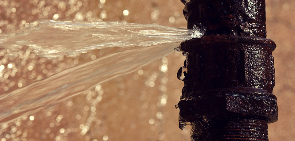 Wasserschäden können auf verschiedenen Wegen entstehen. Manchmal rosten Rohre und bilden kleine Risse aus. Aus einzelnen werden im Laufe der Zeit Fontänen. Unser Rat rechtzeitig prüfen und ausbessern. 