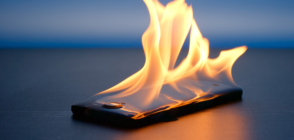 Ein brennendes Handy. Gar nicht so selten, sind überhitzte Ladekabel und Akkus der Grund für große Brandschäden. 