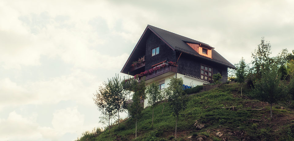 Schwarzwaldhaus oben auf dem Hügel. Bei Erdrutschen existenziell gefährdet. 