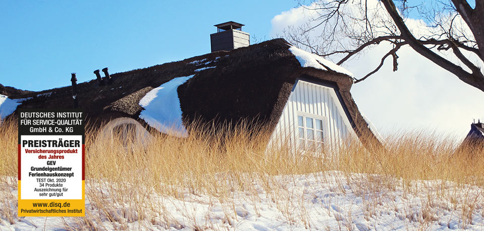 Ferienhaus mit Reetdach in den Dünen. Herrliche Landschaft verspricht entspannte Ferien für Ferienhausbesitze und Ferienhausmieter. Perfekt versichert mit dem Ferienhauskonzept, dem Versicherungsprodukt des Jahres.