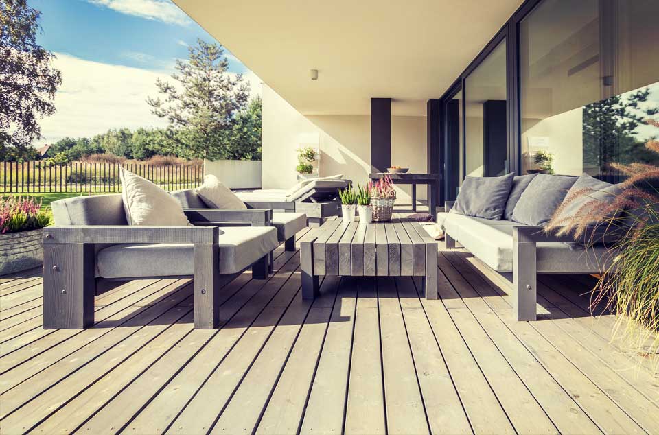 Eine Terasse mit schönen Balkonmöbeln steigert die Wohnqualität. Umso wichtiger ist es die schönen Gartenmöbel winterfest zu machen. 