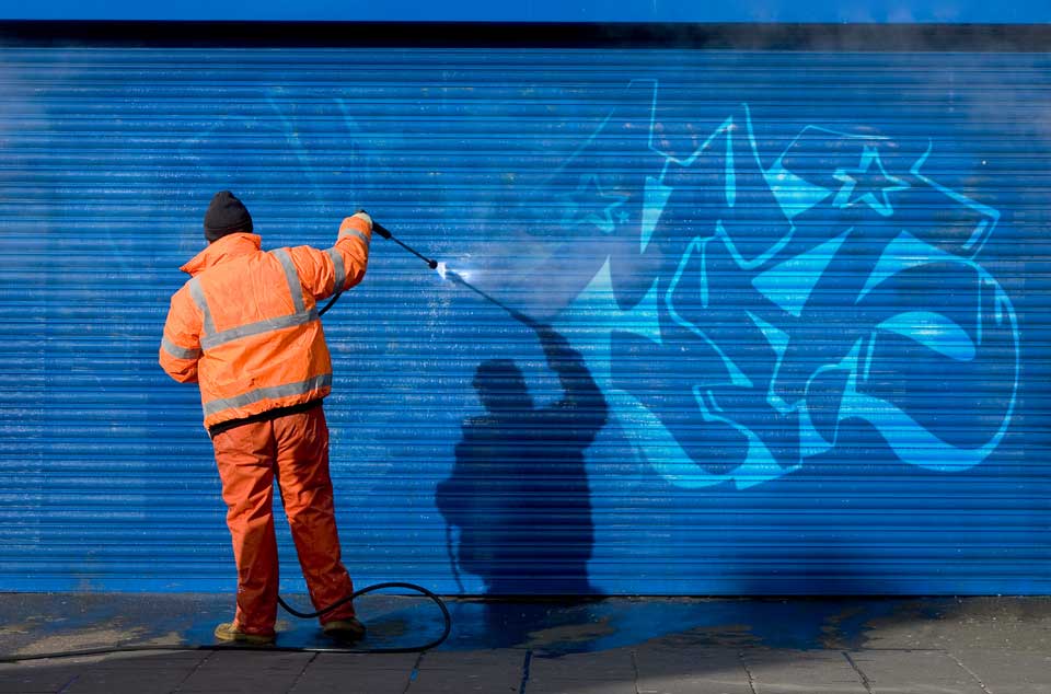 Graffitischäden - Wer zahlt die Reinigung von Häuserwänden und Garagentoren?