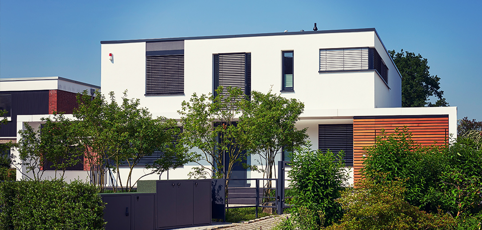 Ein modernes weißes Haus zum Mieten: 2 Stockwerke, Flachdach, mit Garten und Garage. 