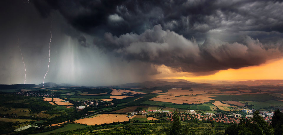 Schwarze Gewitterwolken, Blitze... eine gewaltige Regenfront naht. Gegen die Kräfte der Natur sind Menschen beinahe machtlos.   