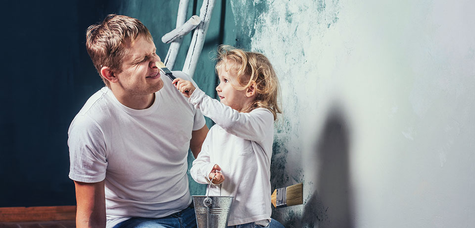 Vater und Tochter streichen die Wände und Farbnase bekommt eine neue Bedeutung.  Schönheitsreparaturen wie das Streichen von Decken und Wänden ist Aufgabe der Mieter.