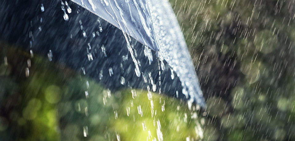Starkregensaison von Mai bis September. Ein Regenschirm reicht zur Absicherung aber nicht. 