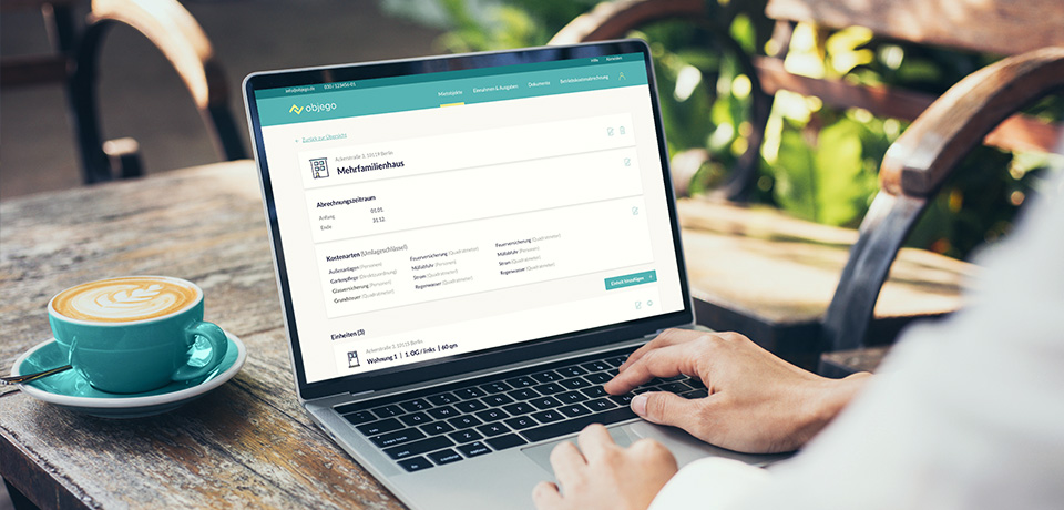 Ein Laptop mit der objego-Software  reichen um die Nebenkostenabrechnung für die Mieter fehlerfrei zu erstellen. Eine Tasse Cappuccino darf natürlich nicht fehlen. !